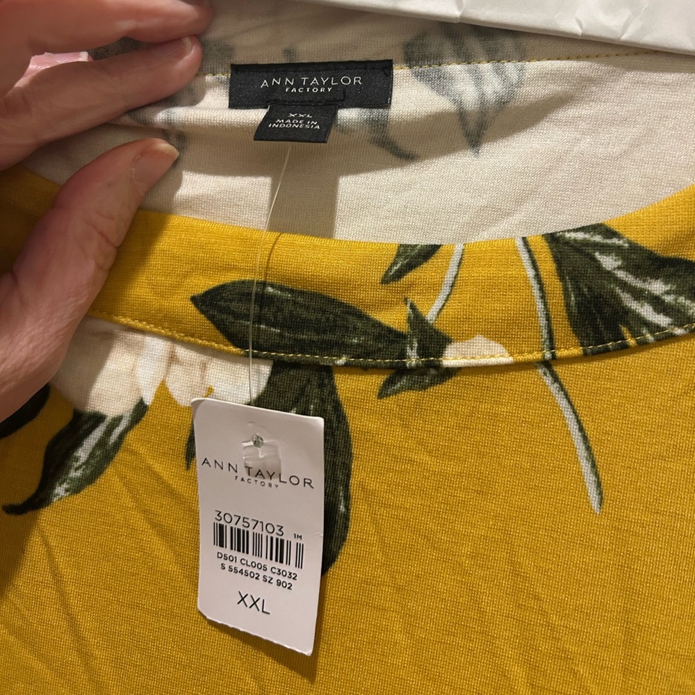 Ann Taylor Factory Yellow Floral Short Sleeve Top - Picture 4 of 4